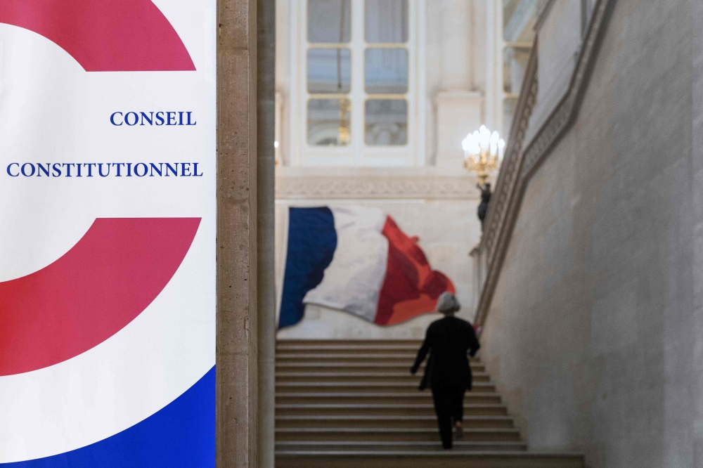 An employee of the constitutional council climbs stairs on June 19, 2018 in the constitutional council in Paris.  AFP / Joel Saget

