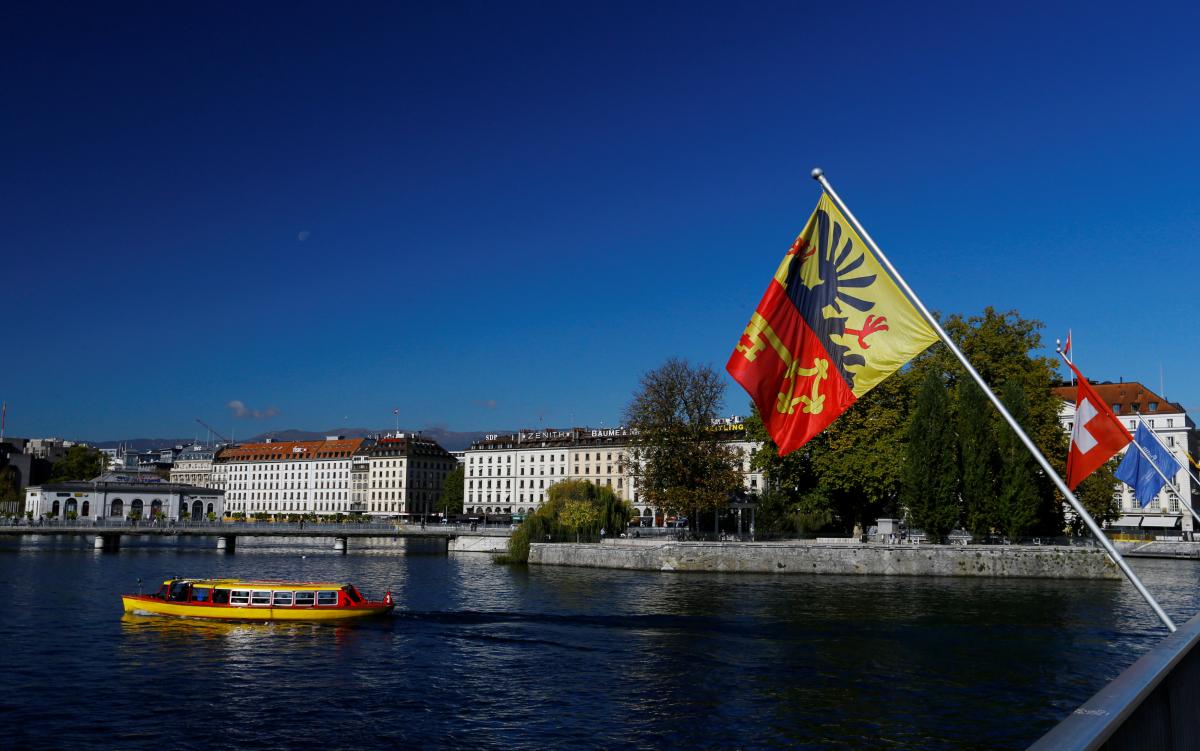 A Geneva flag is pictured on the Pont du Mont-Blanc near the harbor in Geneva, Switzerland October 10, 2017. Reuters/Denis Balibouse

