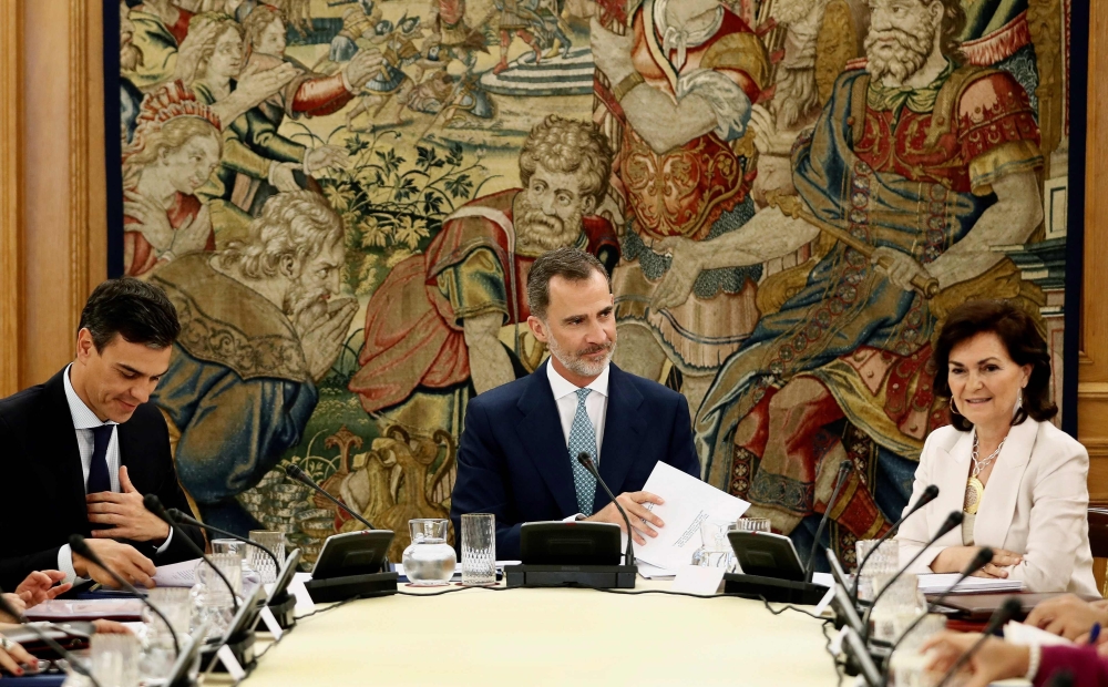 Spanish King Felipe VI (C), Spanish Prime Minister Pedro Sanchez (L) and Deputy Prime Minister and minister of equality Carmen Calvo attend the National Security Council at the Zarzuela Palace in Madrid on July 16, 2018. AFP / Mariscal