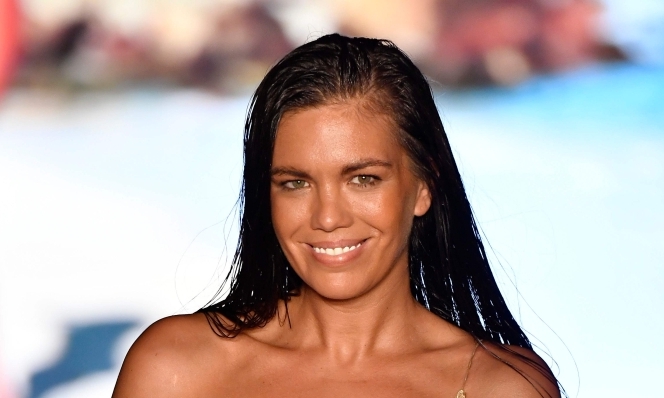 A US model causes controversy in the US after she walked the Sports Illustrated Swimsuit Runway show in Miami while breastfeeding.  AFP / Getty Images North America / Frazer Harrison 
 
