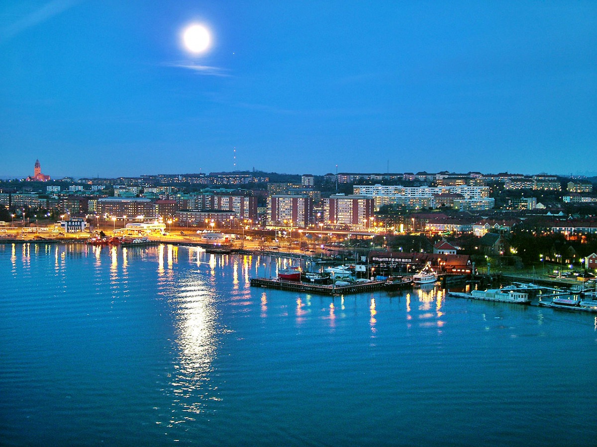 View in moon light from Älvsborg Bridge, Gothenburg. (Photo courtesy: Amjad Sheikh/ Wikimedia Commons/ CC BY-SA 3.0) 