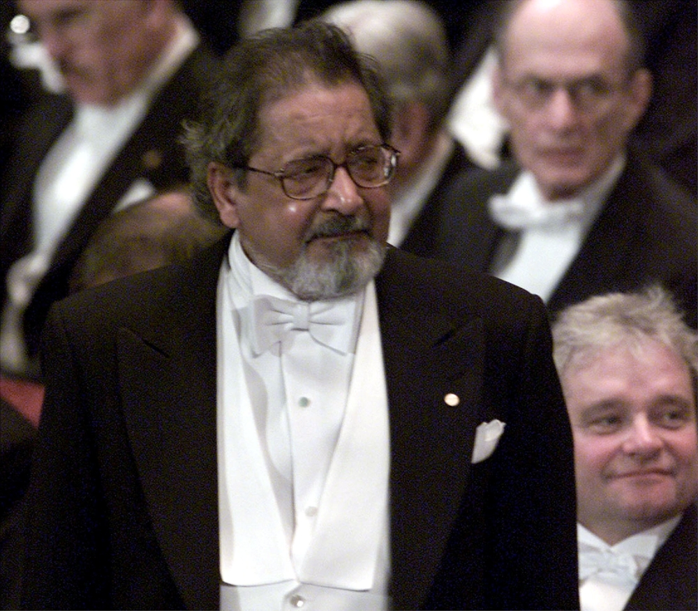 Writer V.S. Naipaul waits to receive his Nobel prize for literature at Stockholm's Konserthuset from Sweden's King Carl Gustaf, Sweden December 10, 2001. (REUTERS/Chris Helgren/File Photo)