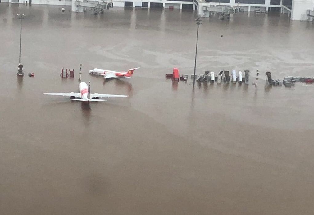 Flooded Kochi International airport (pic: @ShivAroor/Twitter)