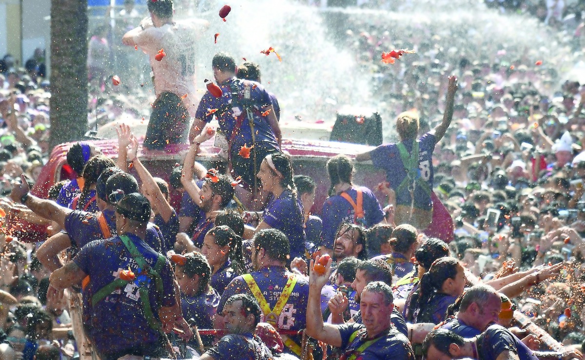 People throw tomatoes during the 'Tomatina' festival in Bunol, August 29, 2018.  AFP / Jose Jordan