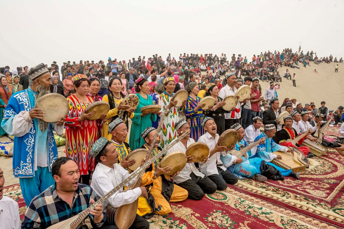 Folk artists play traditional music for tourists at Kashgar, Xinjiang Uighur Autonomous Region, China,  May 2, 2016. Reuters/Stringer