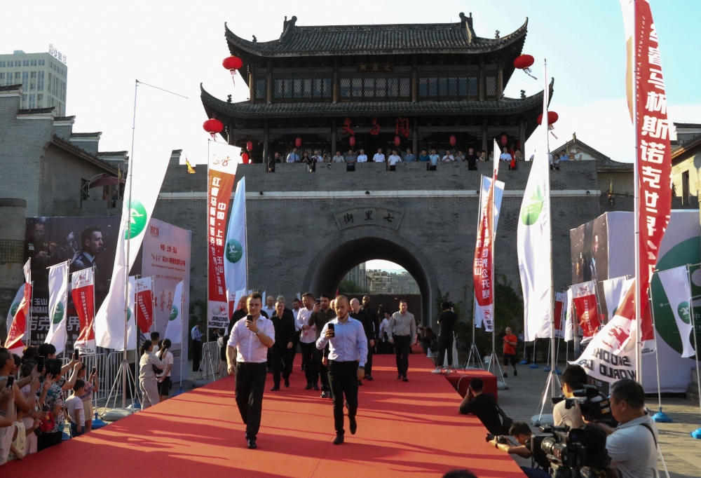 This photo taken on August 5, 2018, shows players arriving on the red carpet during the opening of the 2018 Yushan World Open snooker tournament in Shangrao in Yushan county, China's central Jiangxi province. 