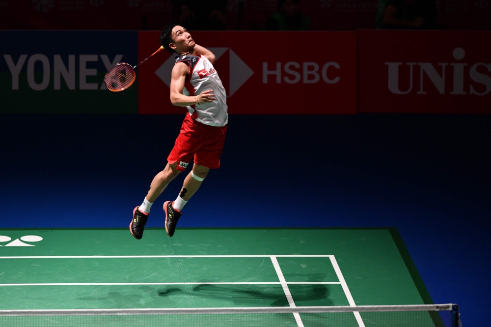 Japan's Kento Momota prepares to smash against Thailand's Khosit Phetpradab during the men's singles final at the Japan Open Badminton Championships in Tokyo on September 16, 2018. (AFP / JIJI PRESS)