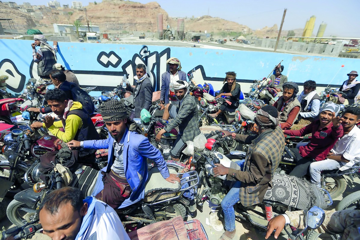 Yemeni motorcyclists wait in line to buy fuel at a petrol station amid fuel shortages in the capital Sanaa, on September 17, 2018. AFP / Mohammed Huwais
