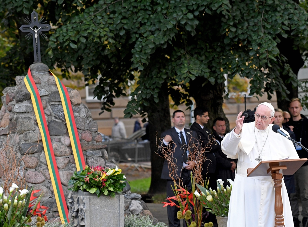 Pope Francis gives a speech in front of a memorial at the Museum of Occupations and Freedom Fights on September 23, 2018, in Vilnius on the second day of his visit to Lithuania.  AFP / Janek Skarzynski 
 