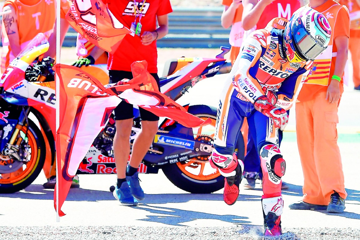 Repsol Honda Team's Spanish rider Marc Marquez celebrates with supporters after winning the MotoGP race of the Moto Grand Prix of Aragon at the Motorland circuit in Alcaniz on September 23, 2018. AFP / Jose Jordan 