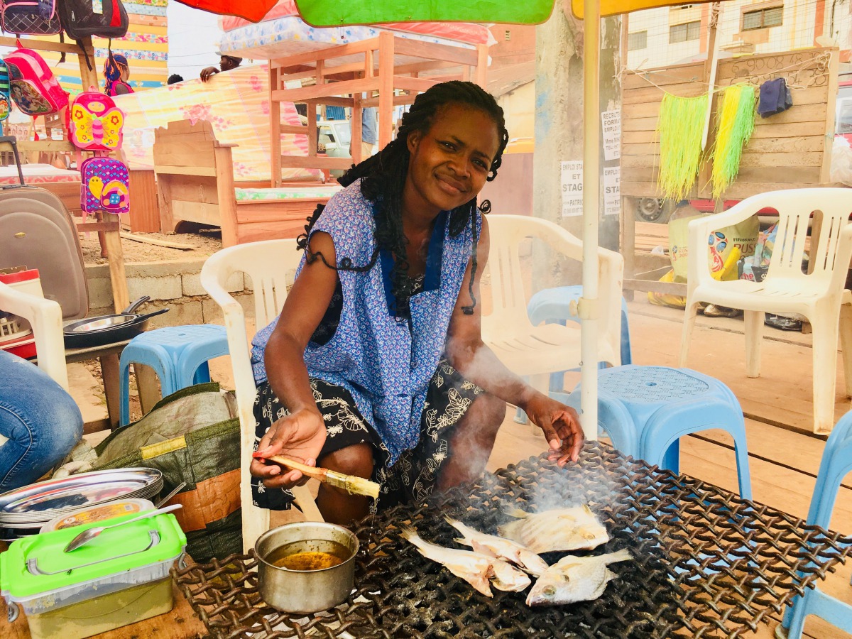 Christelle Timdi grilling fish at her stall in Yaounde, Cameroon on August 23, 2018. Thomson Reuters Foundation / Inna Lazareva