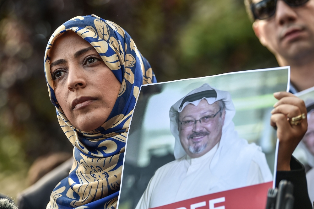 Nobel Peace Prize laureate Yemeni Tawakkol Karman holds a picture of missing journalist Jamal Khashoggi during a demonstration in front of the Saudi Arabian consulate, on October 5, 2018 in Istanbul.  AFP / Ozan Kose
 