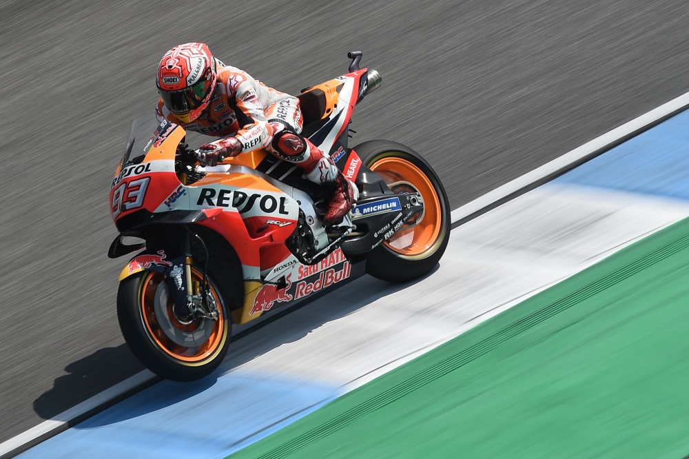 Repsol Honda Team's Spanish rider Marc Marquez rides during the pre-race warm up practice of the 2018 Thailand MotoGP at Buriram International Circuit on October 7, 2018. / AFP / LILLIAN SUWANRUMPHA 