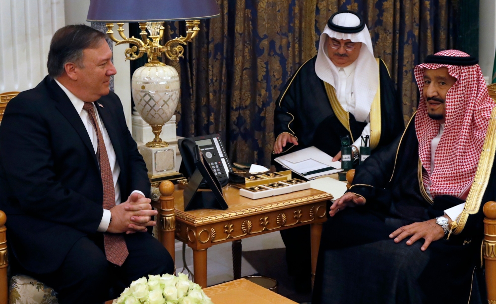 Saudi Arabia's King Salman (R) meets with US Secretary of State Mike Pompeo in Riyadh on October 16, 2018. Pompeo arrived in the Saudi capital for talks with King Salman on what happened to missing journalist Jamal Khashoggi. AFP / POOL / LEAH MILLIS