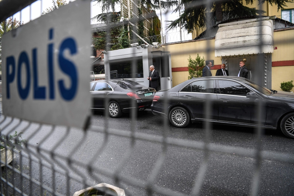 Security members of the Saudi consulate stay next to Diplomatic vehicles on October 17, 2018 at the Saudi Arabian consulate in Istanbul. AFP / OZAN KOSE