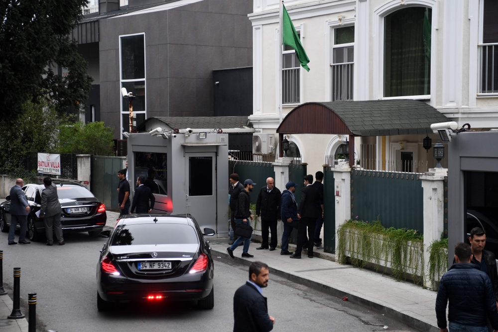 Turkish forensic and investigations officers arrive at Saudi Consul's residence on October 17, 2018 in Istanbul. 