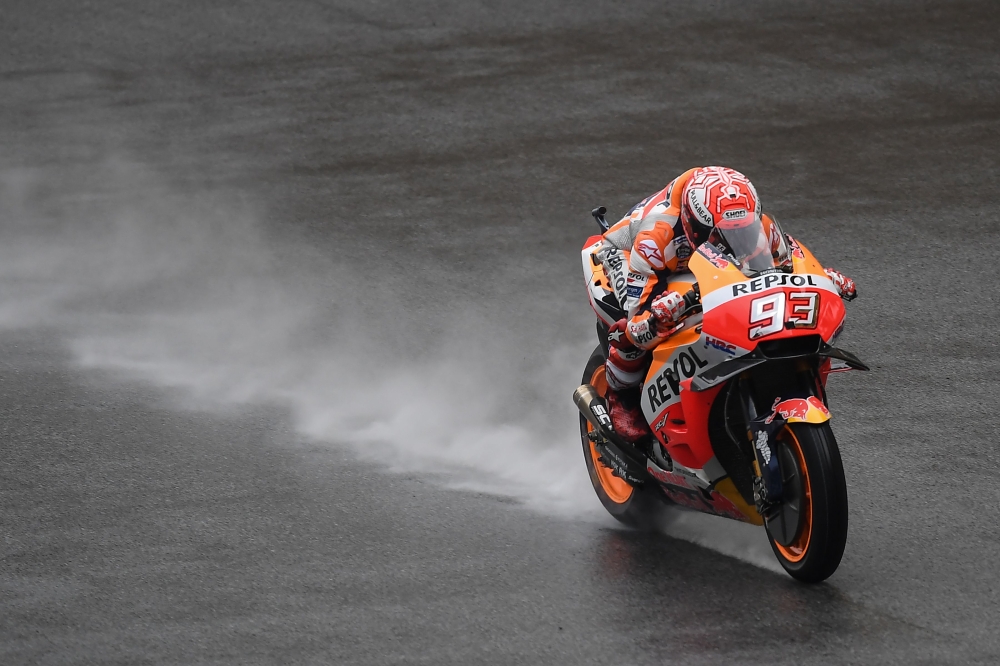 Repsol Honda Team's Spanish rider Marc Marquez rides on the rain-hit track during the qualifying session of the Malaysia MotoGP at the Sepang International circuit in Sepang on November 3, 2018. / AFP / Mohd RASFAN