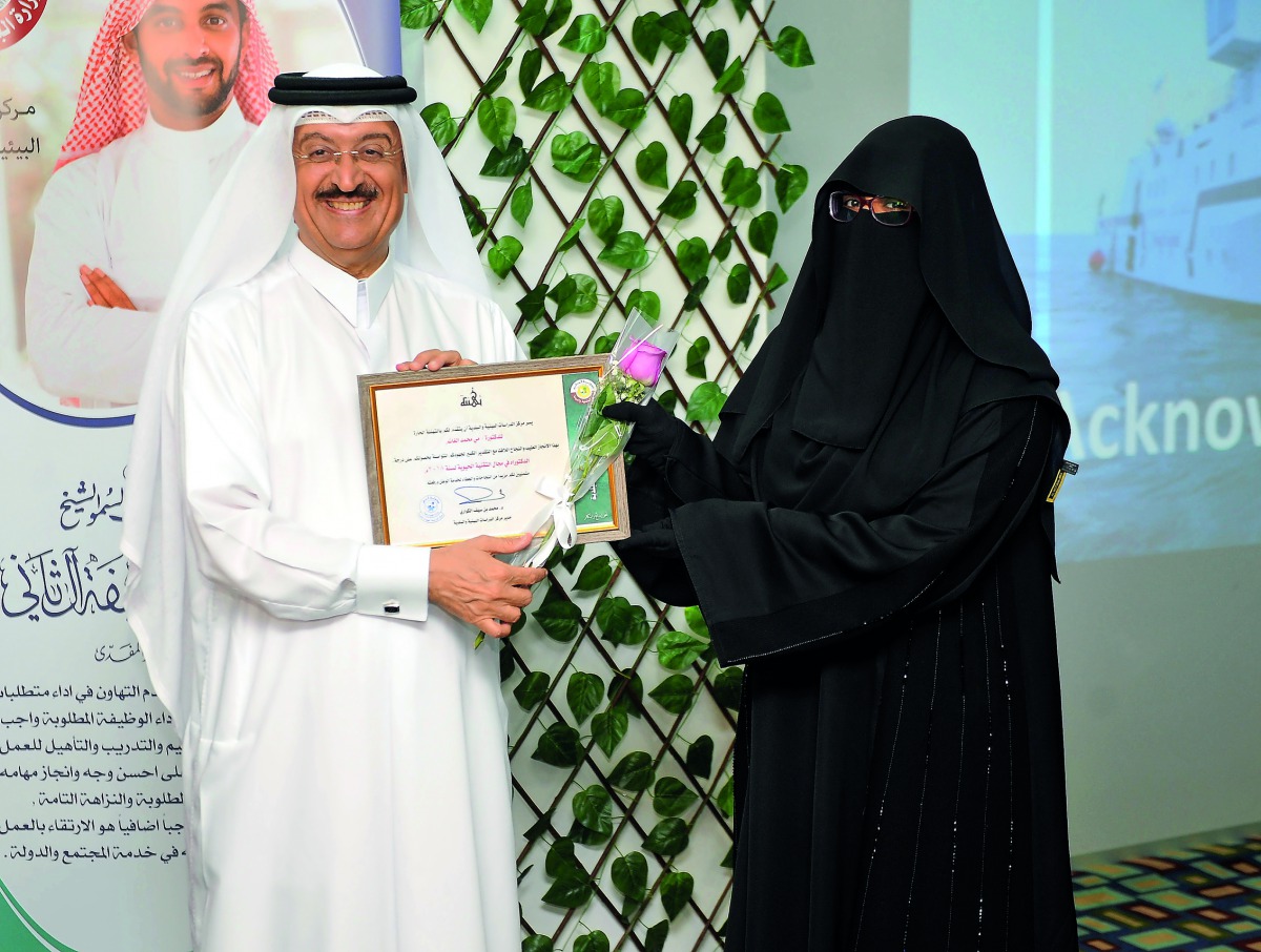 Dr Mohammad bin Saif Al Kuwari (left), Director of the Environmental and Municipal Studies Center at MME, presenting a certificate of honour to Dr. Mai Mohammed Al Ghanem yesterday.
Pic: Abdul Basit / THE PENINSULA