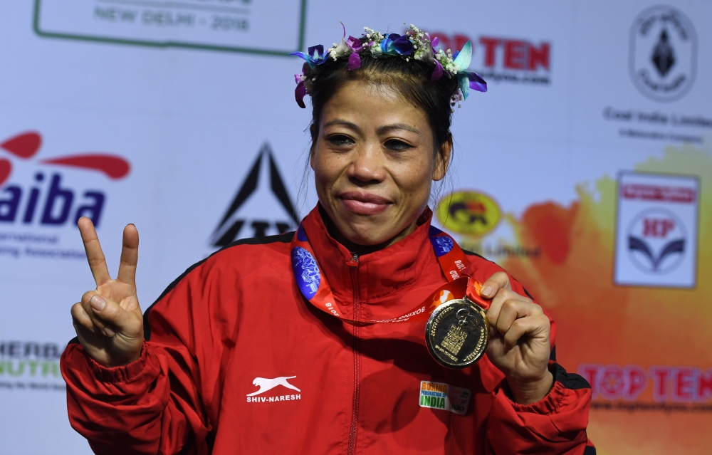 Mary Kom of India gestures with her gold medal after winning the 45-48 kg category final fight at the 2018 AIBA Women's World Boxing Championships in New Delhi on November 24, 2018. (AFP / Sajjad HUSSAIN)