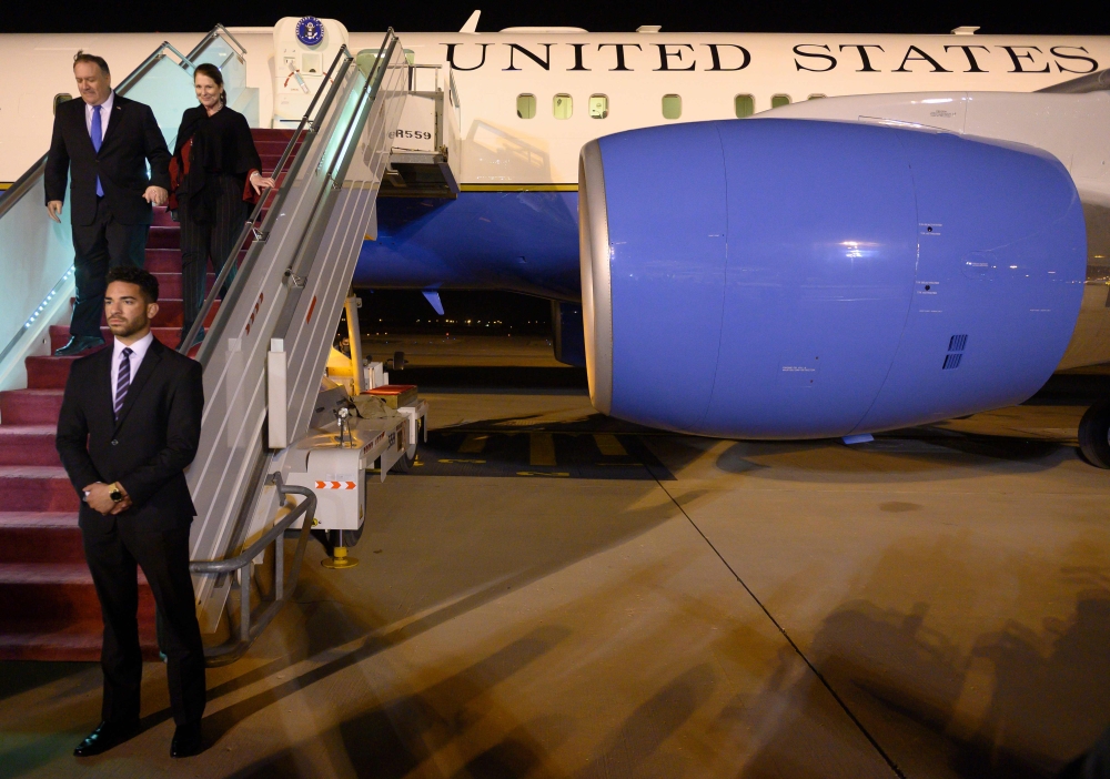 US Secretary of State Mike Pompeo (L) lands in Riyadh on January 13, 2019, during his extensive Middle East tour. / AFP / POOL / ANDREW CABALLERO-REYNOLDS 