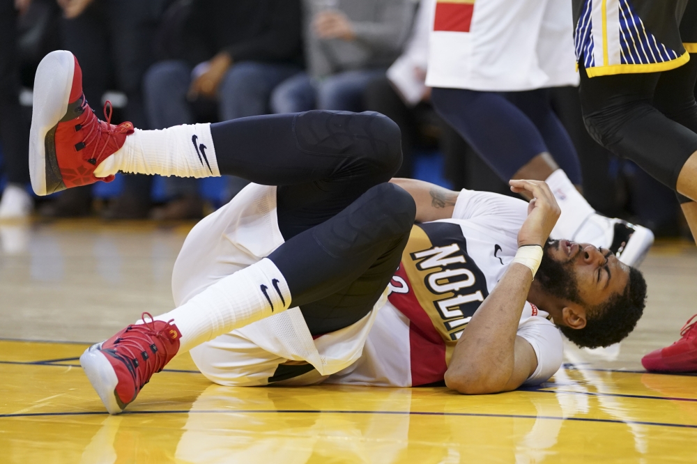 New Orleans Pelicans forward Anthony Davis (23) reacts after an injury against the Golden State Warriors during the fourth quarter at Oracle Arena. Kyle Terada