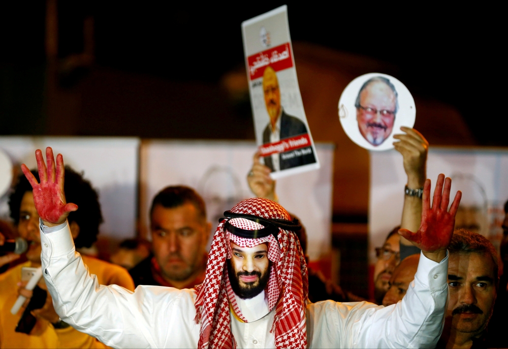 A demonstrator wearing a mask of Saudi Crown Prince Mohammed bin Salman attends a protest outside the Saudi consulate in Istanbul, October 25, 2018. Reuters / Osman Orsal