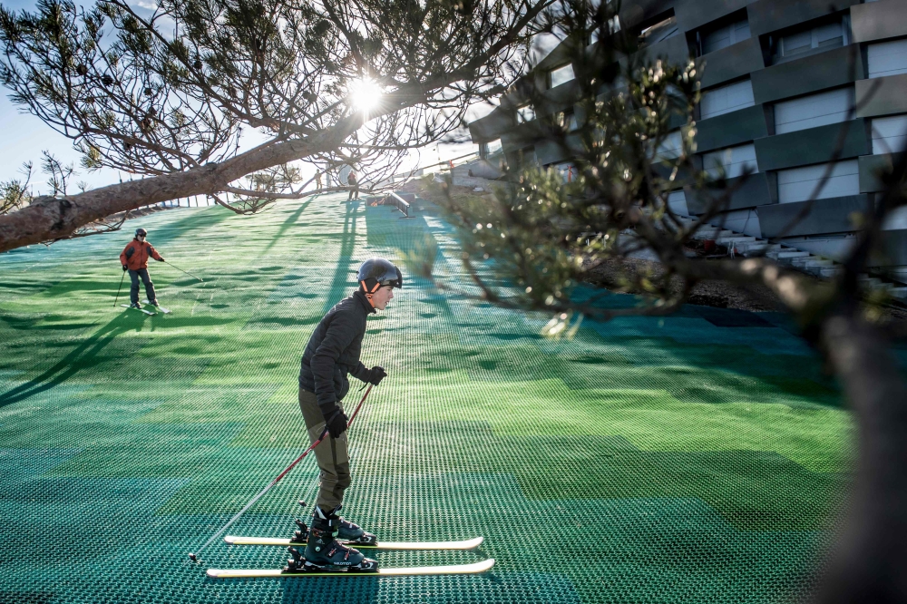 People have fun at Amager Bakke, aka Copenhill, an artificial ski slope and recreational hiking area on top of a resource handling centre in Copenhagen on February 12, 2019, the day of its opening. Denmark OUT / AFP / Ritzau Scanpix / Mads Claus Rasmussen