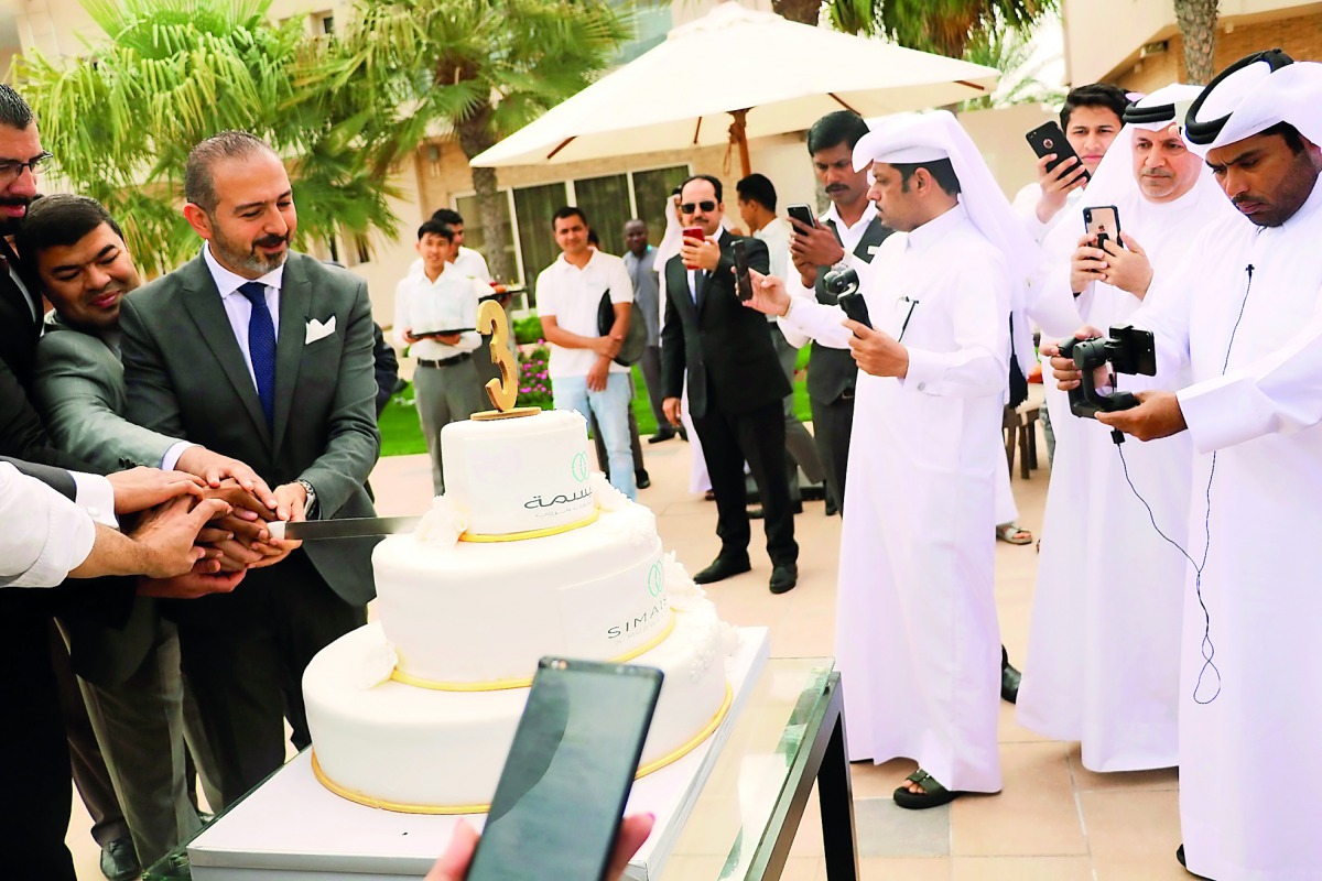 Officials of Simaisma Resort cutting a cake to celebrate the third anniversary of the resort. 