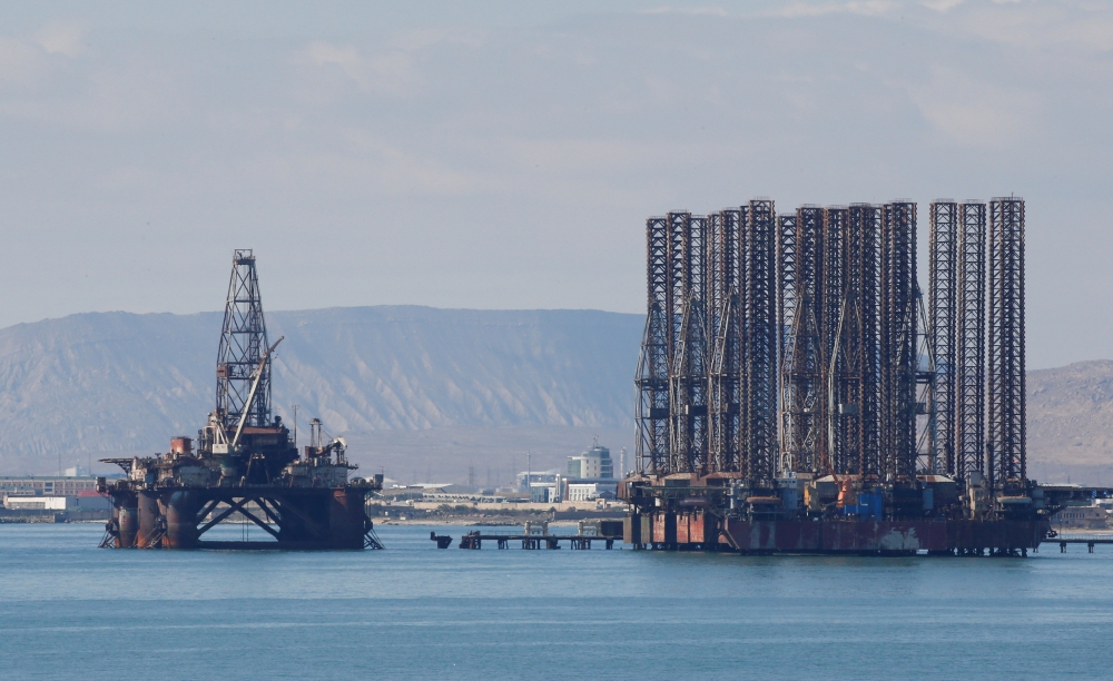 FILE PHOTO: An offshore oil rig is seen in the Caspian Sea near Baku, Azerbaijan, October 5, 2017. REUTERS/Grigory Dukor