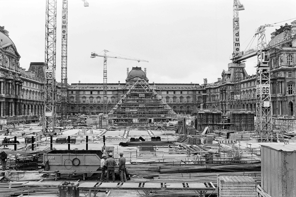 In this file photo taken on August 7, 1987 shows the Louvre Pyramid under construction, designed by Chinese-US architect Ieoh Ming Pei, in the main courtyard (Cour Napoleon) of the Louvre Palace (Palais du Louvre) in Paris. AFP / Patrick Kovarik