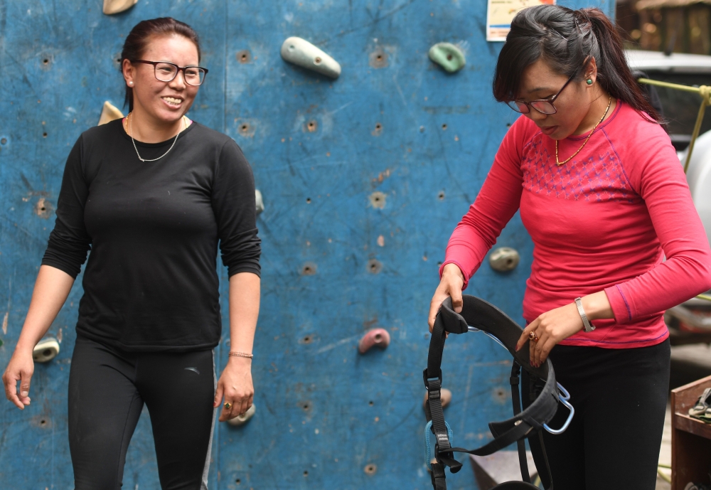 In this picture taken on February 12, 2019 Furdiki Sherpa (L) and Nima Doma Sherpa (R), the Nepali widows of mountaineers, train at a climbing gym in Kathmandu. AFP / Prakash Mathema