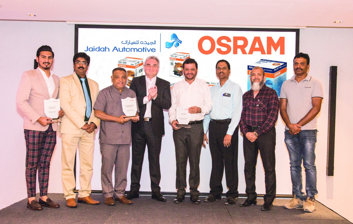 The winners of appreciation awards pose for a group photo with the officials. 