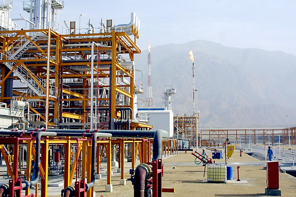 FILE PHOTO: Phases 2 and 3 of the South Pars gas field in the southern port of Assaluyeh during their inauguration by Iranian President Mohammad Khatami. / AFP / Atta KENARE
