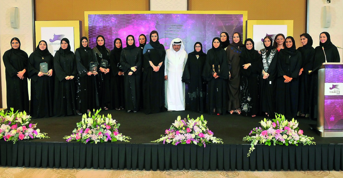 Sheikh Faisal bin Qassim Al Thani (centre), Chairman of Al Faisal Holding, posing with Qatari businesswomen, including Lulwa Rashid Al Khater, Spokesperson for the Ministry of Foreign Affairs; Aisha AlFardan, Vice-Chairwoman of Qatari Businesswomen’s Asso