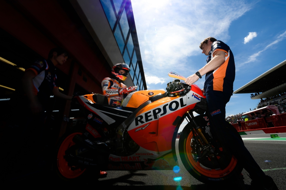 Spain's Marc Marquez prepares to depart from the pits with his Honda for free practice 4 ahead the Italian Moto GP Grand Prix at the Mugello race track on June 1, 2019 in Scarperia e San Piero. / AFP / Filippo MONTEFORTE