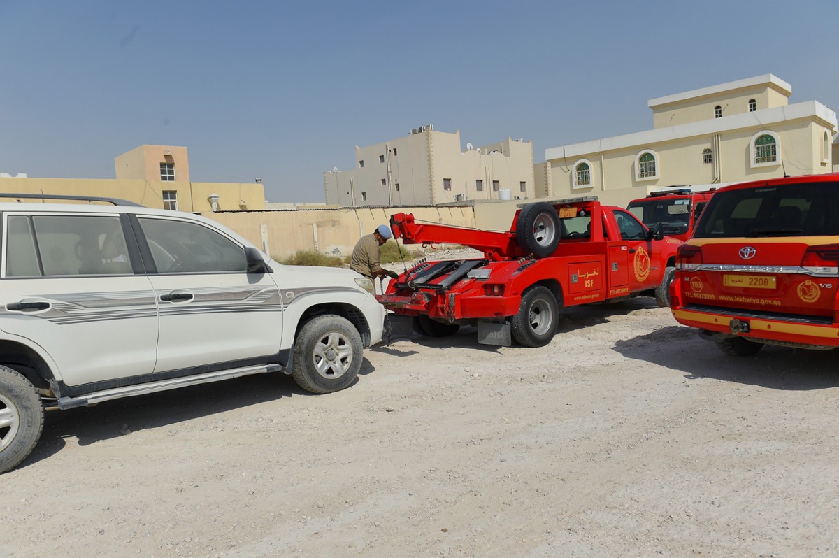 An official preparing an abandoned vehicle for towing during the campaign in Al Daayen Municipality yesterday.