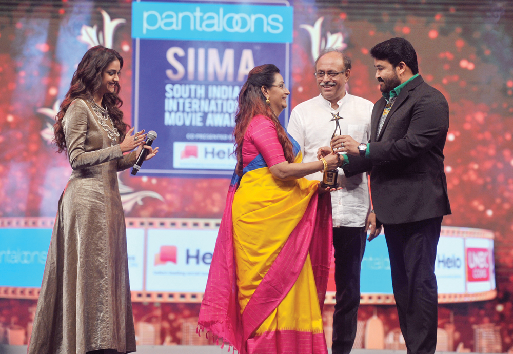 Malayalam actor Mohanlal presenting Life Time Achievement Award to Menaka Suresh and Suresh Kumar. Pics: Salim Matramkot / The Peninsula 