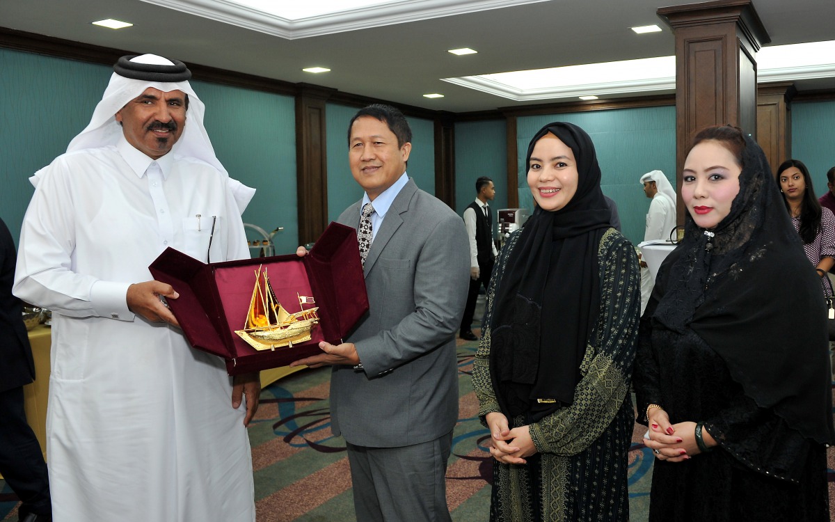 Qatar Chamber First Vice-Chairman Mohammed bin Ahmed bin Towar Al Kuwari (left), presenting a memento to Hendra Turman, Head of the Indonesian delegation and President of Indonesia Qatar Business Council, at a meeting held at the Qatar Chamber headquarter