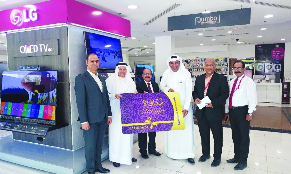 Sajed Jassim Mohammed Sulaiman (third right), Vice-Chairman & Managing Director of Jumbo Electronics, and C V Rappai (third left), Director & CEO, unveil the new ‘Mukafa’  loyalty card in the presence of Abdul Hameed (second left), a long-standing custome