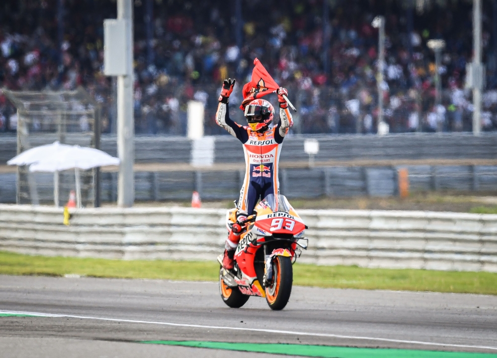 Repsol Honda Team Spanish rider Marc Marquez celebrates on the track after winning the MotoGP race for the Thailand Grand Prix at Buriram International Circuit in Buriram on October 6, 2019. / AFP / Lillian SUWANRUMPHA