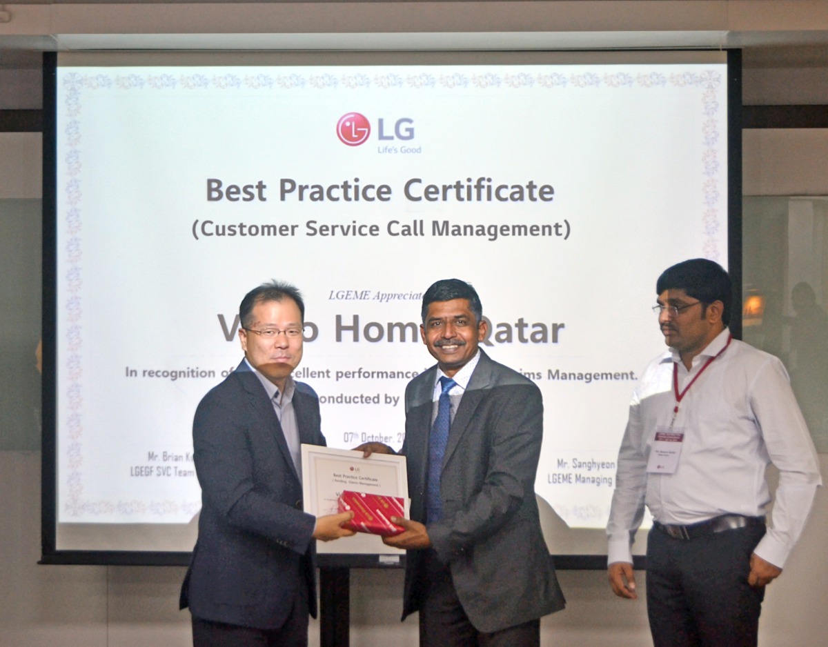 A Jumbo Electronics official receiving the award during the annual LG Middle East & Africa Distributors Service Conference.