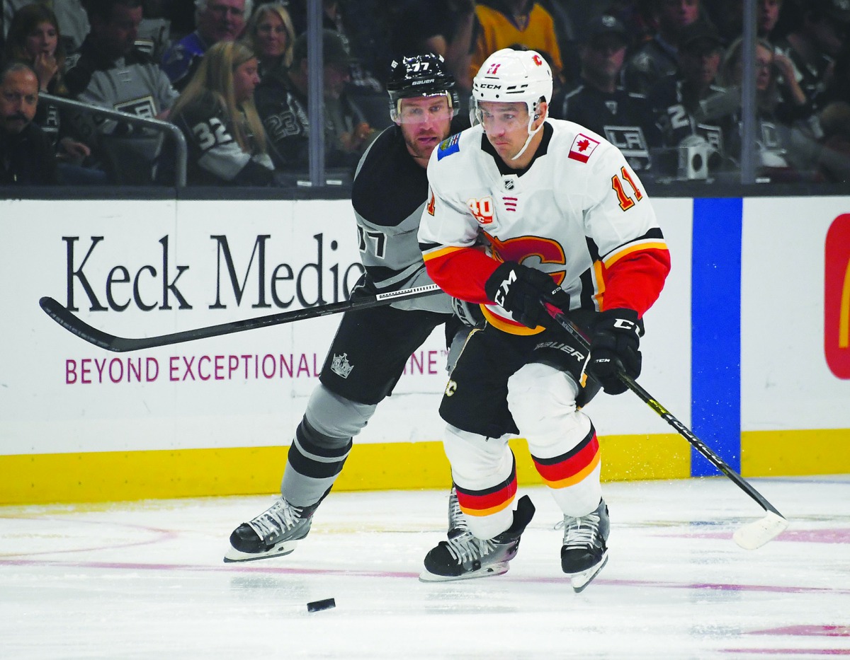 Los Angeles Kings center Jeff Carter (77) chases Calgary Flames center Mikael Backlund (11) in the first period at Staples Center. Credit: Jayne Kamin-Oncea-USA TODAY Sports 