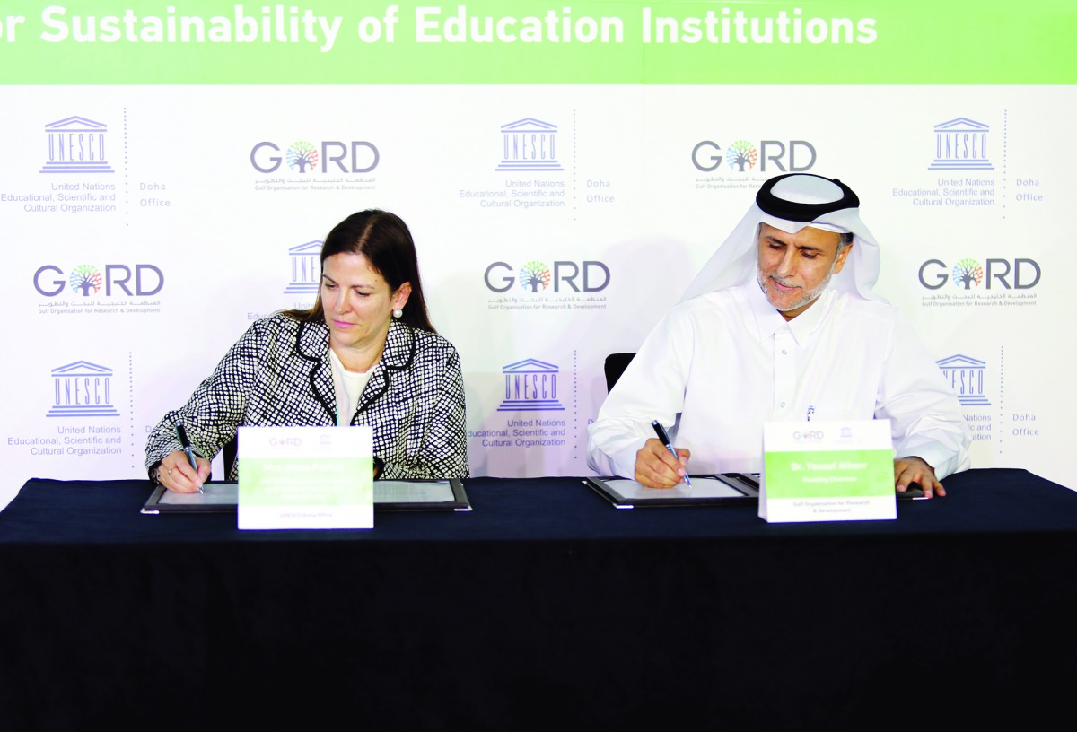 Dr. Yousef Alhorr (right), Founding Chairman of GORD, and Anna Paolini, Director of Unesco office in Doha and Representative to the countries of the Gulf and Yemen, signing the MoU.