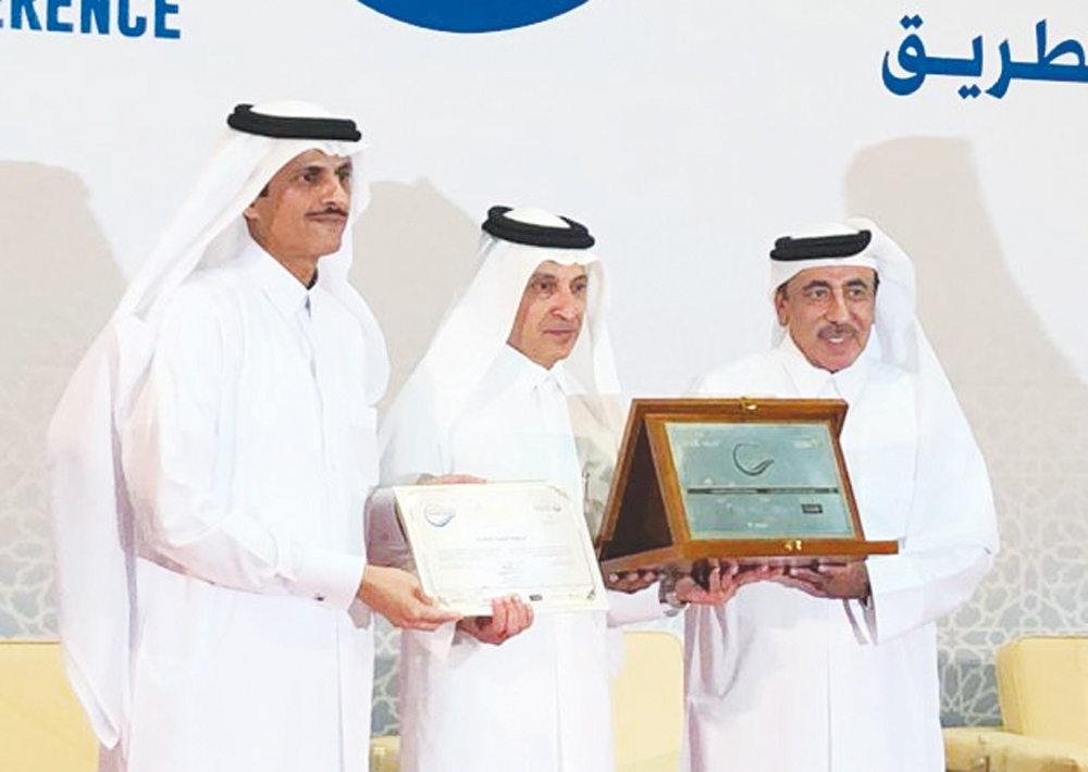 Minister of Transport and Communications, H E Jassim bin Saif Al Sulaiti, and Sheikh Dr. Khalid bin Thani bin Abdullah Al Thani, QIIB Chairman and Managing Director, honouring Akbar Al Baker, Qatar Airways Group Chief Executive, during the opening ceremon