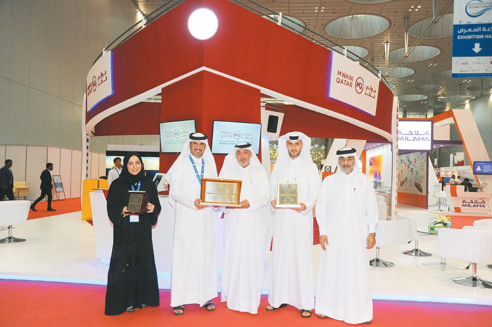 Mwani Qatar officials being honoured by Eizeldin Abdelrahman, Executive Director of Al Sharq Media Management and Executive Director of the Silk Road Exhibition.