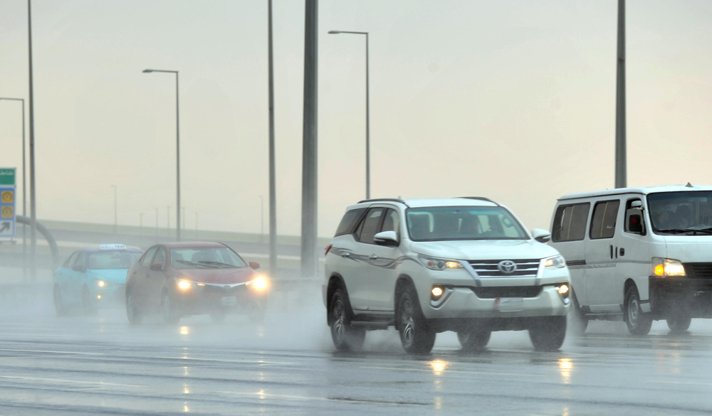 Cars moving on Al-Majd Road during rain in Qatar today. Abdul Basit | The Peninsula