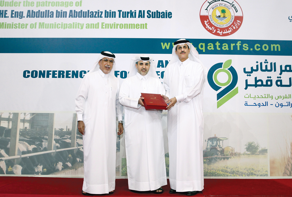 Minister of Municipality and Environment, H E Abdulla bin Abdulaziz bin Turki Al Subaie (centre), and Vice-Chairman of Dar Al Arab Board of Directors, Sheikh Dr. Khalid bin Thani bin Abdullah Al Thani (right), during the 2nd Annual Conference on Food Secu