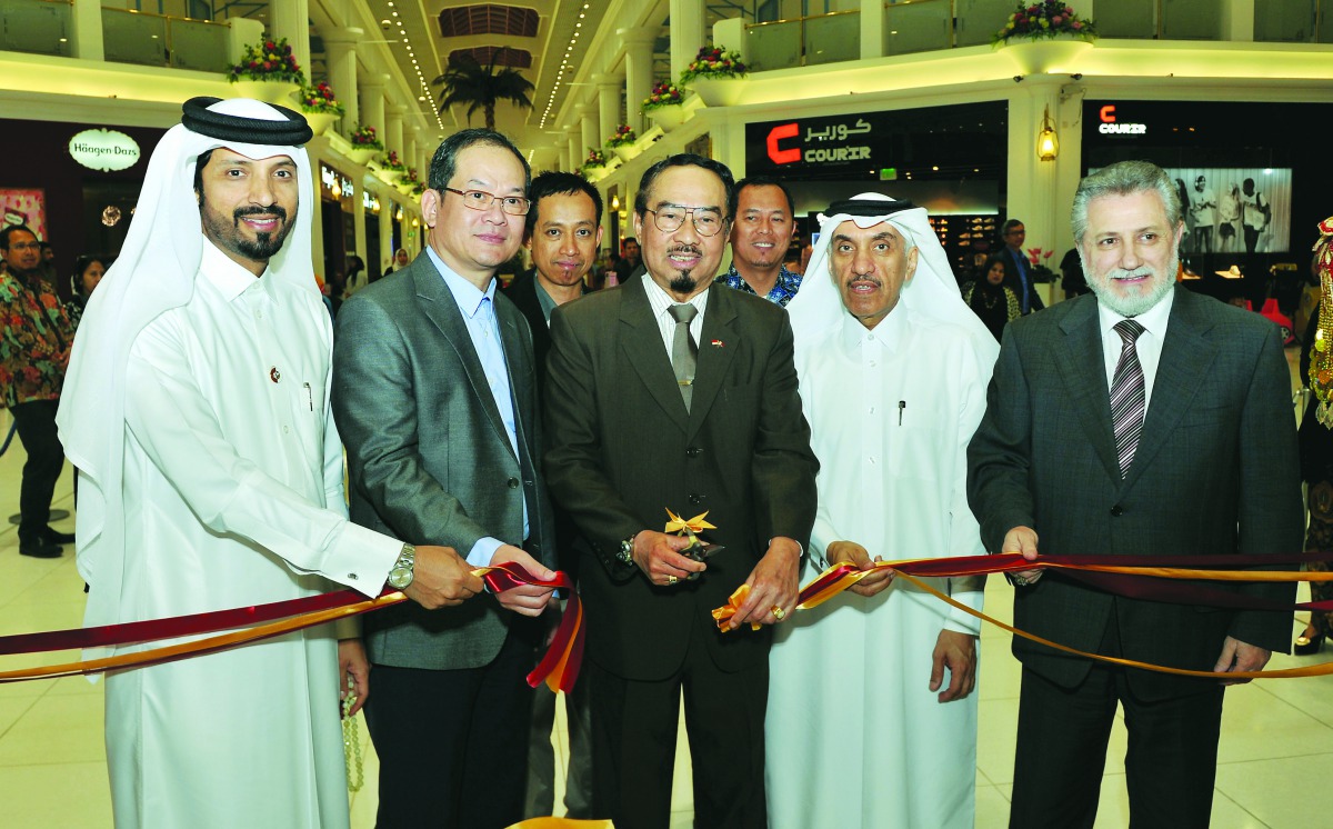 Indonesia’s Ambassador to Qatar, H E Muhammad Basri Sidehabi (centre); President of Qatar-Indonesia Business Council, Farhan Al Sayed (left); and Hafeet Group CEO, Saad Al Dabbagh (second right), with other guests during the opening of Indonesia Corner (T