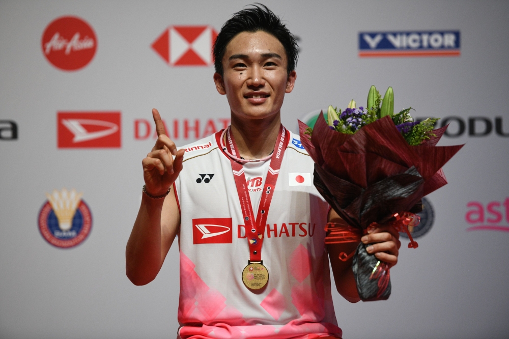 Japan's Kento Momota poses with his medal after winning the men's singles final match against Denmark's Viktor Axelsen during the awards presentation at the Malaysia Open badminton tournament in Kuala Lumpur on January 12, 2020. / AFP / Mohd RASFAN
