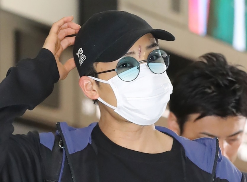 Top-ranked Japanese badminton player Kento Momota arrives at Narita Airport in Chiba prefecture on January 15, 2020. Momota arrived in Japan on January 15 after being released from a Malaysian hospital following a car crash that killed his driver and left